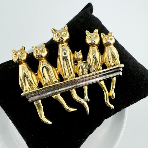 Vintage 6 Sitting Cats Shelf Fence Brooch Retro Statement Grandma Cottage Gift - Picture 2 of 7